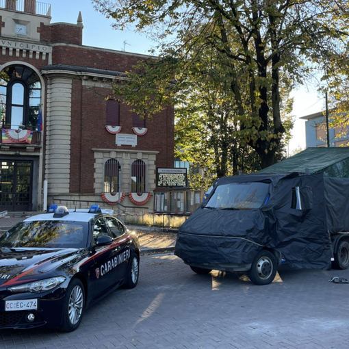 Il furgone utilizzato per la spaccata a Caronno Pertusella