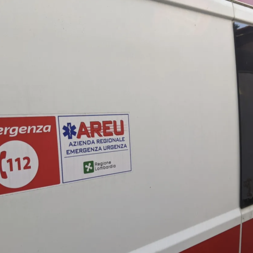 Suv si schianta alla rotonda, si ribalta e prende fuoco. Morto uno dei tre occupanti, un 22enne