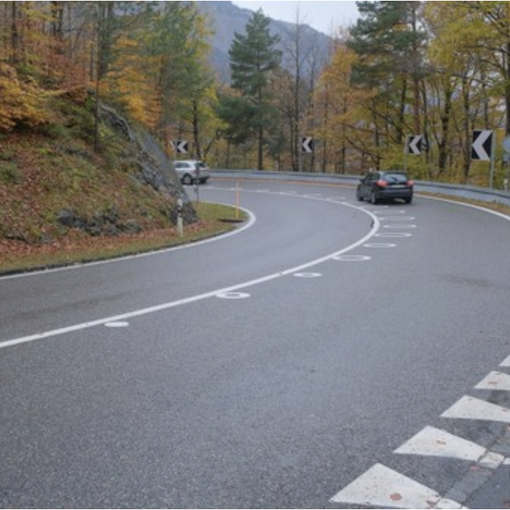 Cerchi in curva per evitare incidenti: nuova segnaletica sperimentale in Svizzera