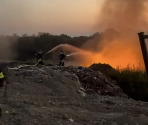 Spento l'incendio alla discarica regionale di Gorla Maggiore