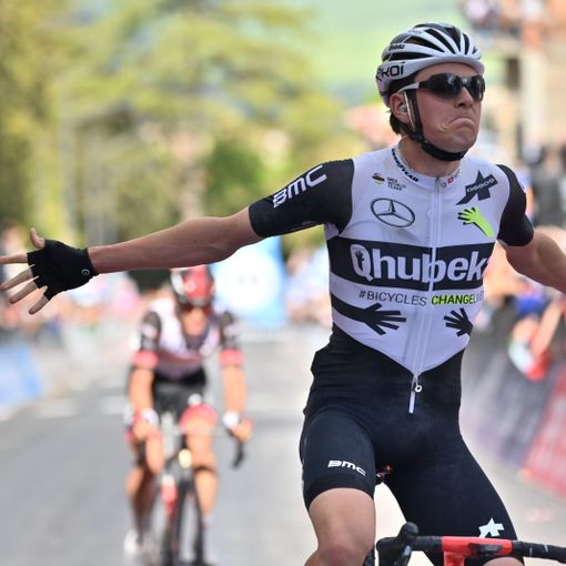 Mauro Schmid batte allo sprint Alessandro Covi a Montalcino