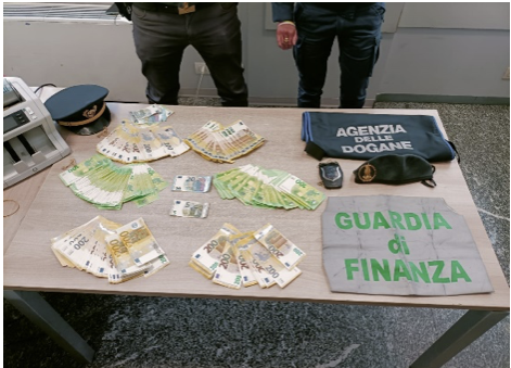 Fermati con 176mila euro nel bagagliaio dell'auto: doppio &quot;colpo&quot; delle Fiamme Gialle in dogana
