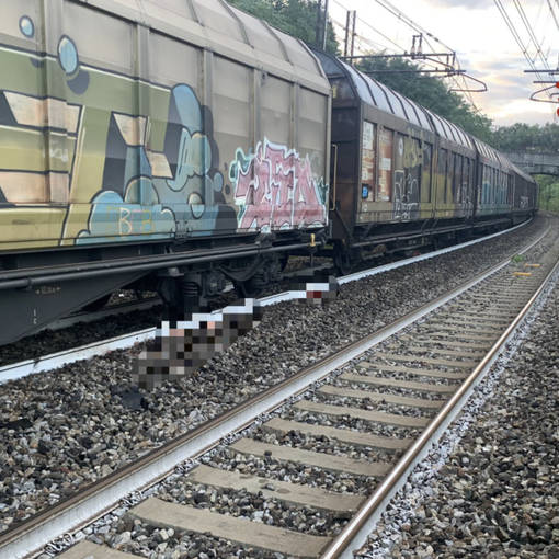 Muore travolta da un treno in transito: tragedia nel Comasco