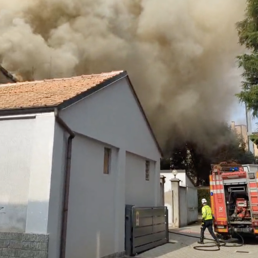 L'incendio in un fermo immagine tratto da un video pubblicato da ilSaronno.it