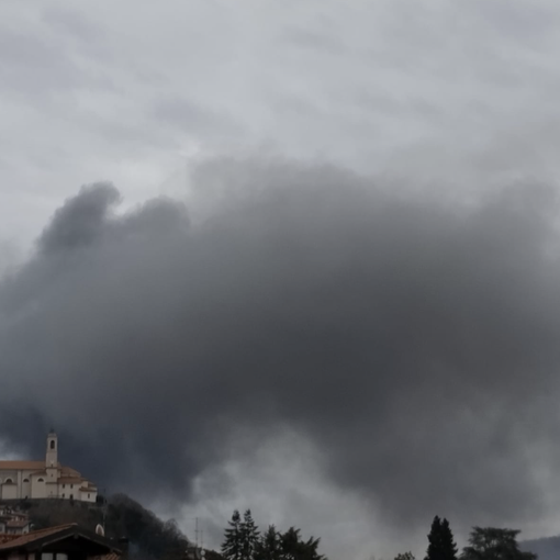 La colonna di fumo (foto dalla pagina Facebook &quot;Sei di Caravate se&quot;)