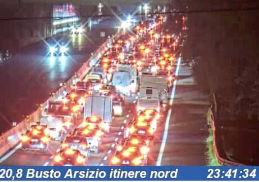 Le auto in coda in Autolaghi (foto dalle webcam di Autostrade per l'Italia)
