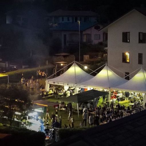 A Sesto Calende torna la festa del Rione Mulini con un menù da non perdere: costine, alborelle e la polenta del Bertoldo