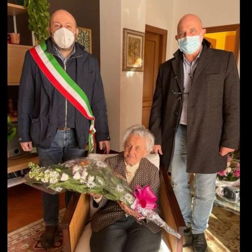 Nonna Angelina tra il sindaco Bellaria e il vicesindaco Aliprandini in una foto dalla pagina Facebook del Comune