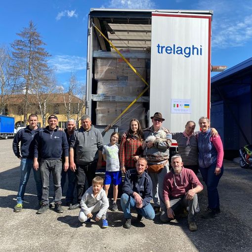 VIDEO E FOTO. Partito da Ternate in direzione Ucraina un Tir carico di solidarietà