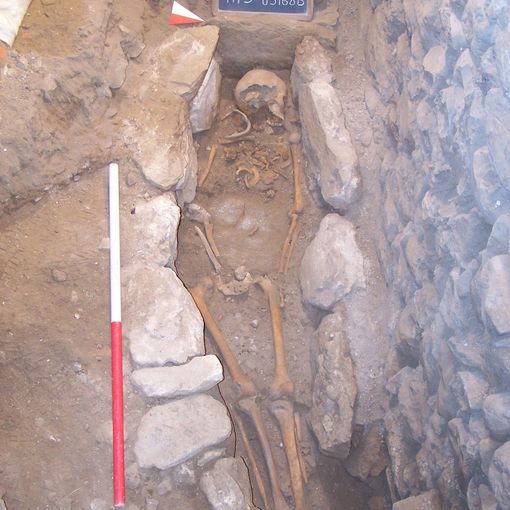 La Tomba 13 del cimitero interno della Chiesa di San Biagio a Cittiglio. Sotto: la ricercatrice Insubria Chiara Tesi e la ricostruzione fisiognomica dell’individuo, fatta da Stefano Ricci dell’Università di Siena, e la ricostruzione della dinamica dei colpi.