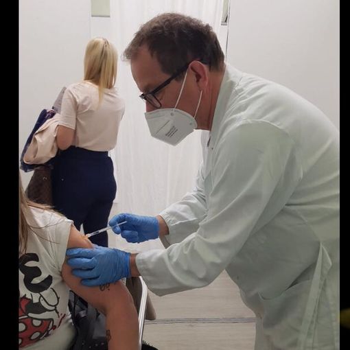 Bascialla mentre è impegnato a vaccinare