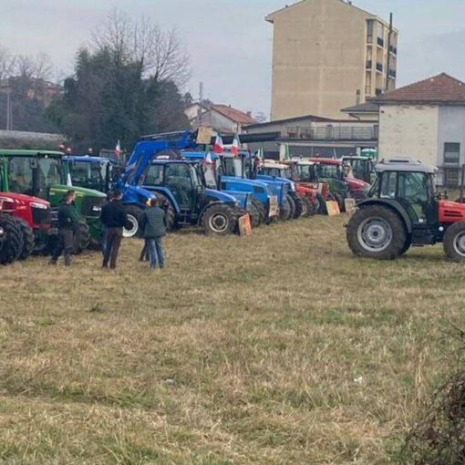Il presidio dei trattori sulla Varesina a Tradate (foto da IlSaronno.it)