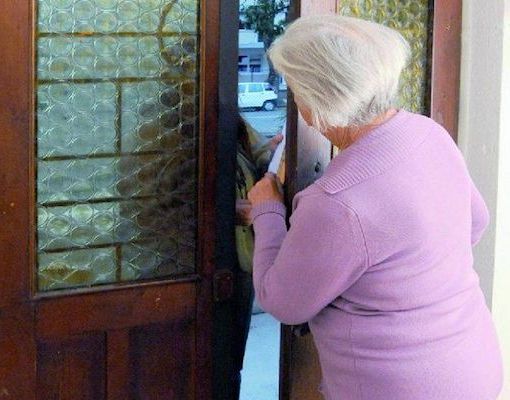 Anziana truffata dalla finta figlia che si fa consegnare gioielli e 800 euro in contanti