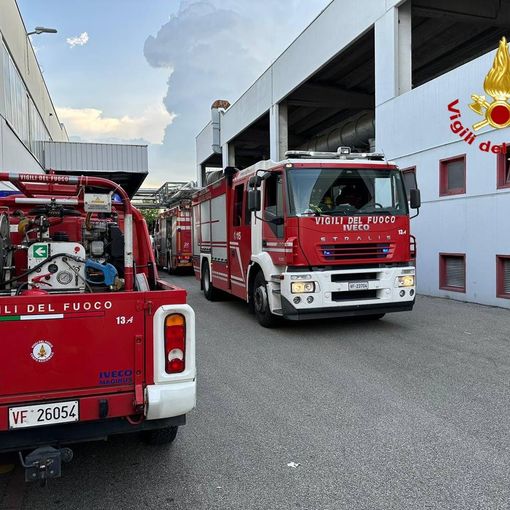 Macchinario prende fuoco in un'azienda di Uboldo, due operai intossicati