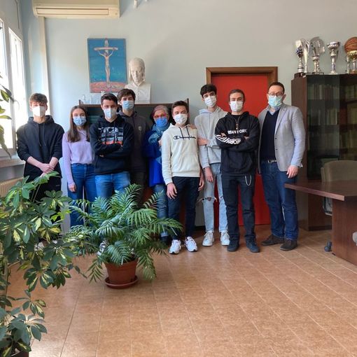 Alcuni ragazzi della 3I del Liceo Ferraris di Varese insieme al dirigente scolastico Marco Zago e la tutor Roberta Tenti