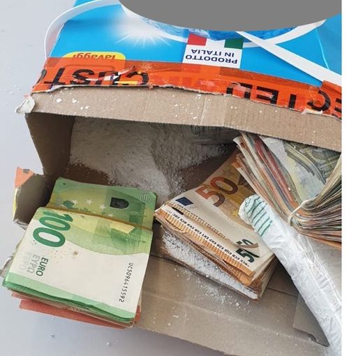 FOTO. Malpensa, volevano volare in Nigeria con 96mila euro nascosti nei fusti di detersivo