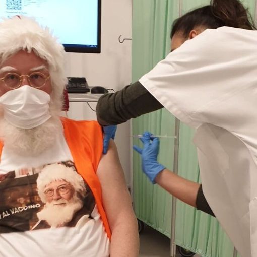 FOTO. Anche Babbo Natale si è vaccinato contro il Covid