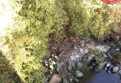 Valle Antrona, una cercatrice di funghi di 85 anni cade in un torrente: recuperata dall'elicottero