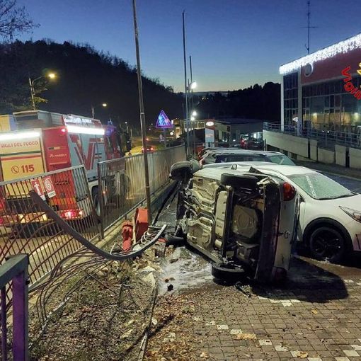 FOTO. Si ribalta con l'auto in viale Belforte e finisce nel parcheggio di una concessionaria: paura per un 27enne