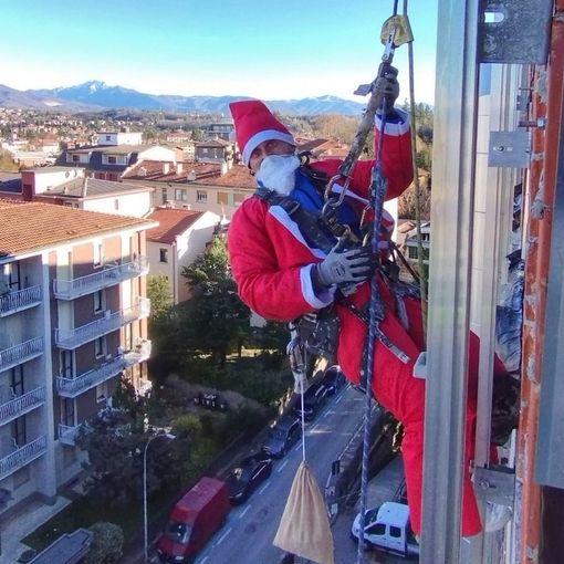 FOTO. Babbi Natale acrobati al Del Ponte per i bambini della Pediatria
