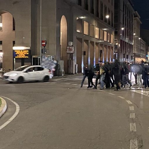 Un'auto con una bandiera del Napoli prova a festeggiare in piazza Monte Grappa, presidiata dagli ultrà varesini, dopo lo scudetto Un'auto con una bandiera del Napoli prova a festeggiare in piazza Monte Grappa, presidiata dagli ultrà varesini, dopo lo scudetto