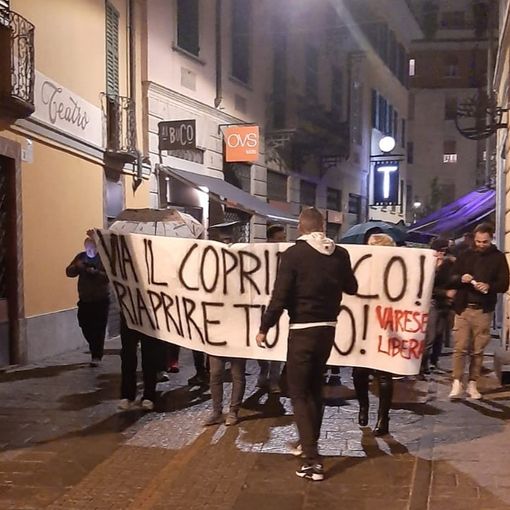 Varese Libera sfida il coprifuoco, corteo e fumogeni in centro