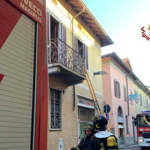 Fiamme in un'abitazione del centro di Vedano Olona: evacuate sei persone tra cui quattro bambini