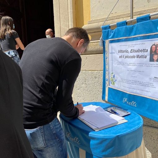 Un momento dei funerali di Vittorio, Elisabetta e Mattia Zorloni