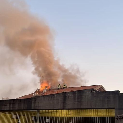 L'incendio in via Sciesa a Vedano (foto tratta da sei di Vedano Olona se)