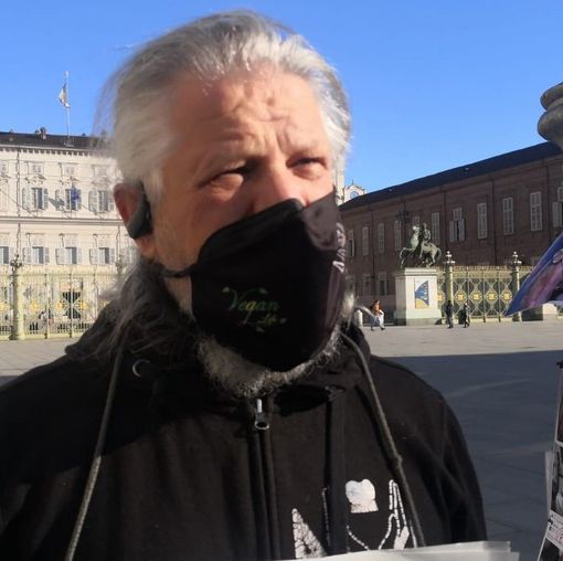 Sit in di protesta in piazza Castello a Torino contro i vaccini testati sugli animali