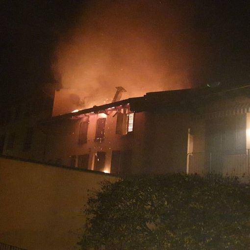A fuoco una casa a Vergiate: completamente distrutto il tetto dell'edificio