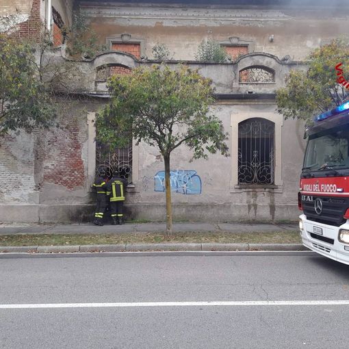 Fiamme in un edificio abbandonato a Busto Arsizio, i vigili del fuoco salvano due clochard