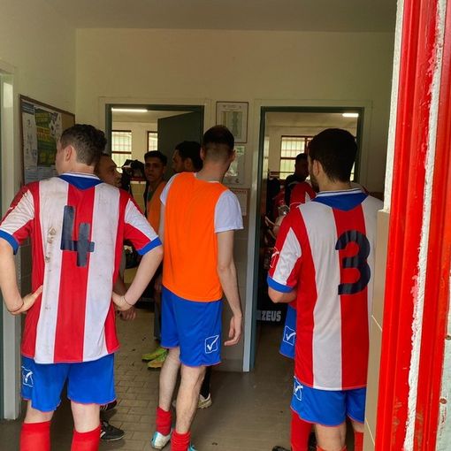 &quot;Negro di m....&quot;: un tifoso insulta l'arbitro e lui sospende la partita