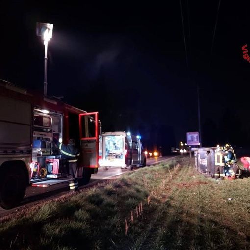 Auto si ribalta nella notte a Gorla Maggiore