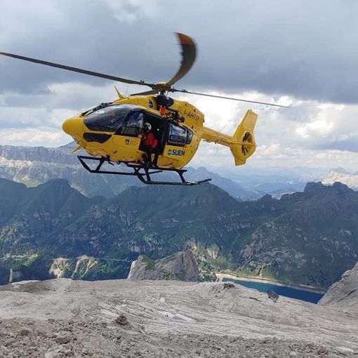FOTO - Crolla il ghiacciaio della Marmolada: almeno 6 le vittime. Le immagini del disastro