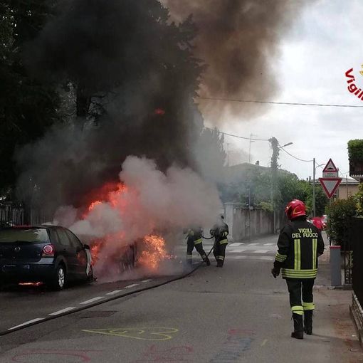 FOTO - Due veicoli in fiamme a Samarate: intervengono i Vigili del Fuoco