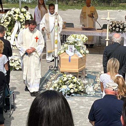 L'addio a Christian: «La tua vita era un disegno bellissimo, ora tocca a noi concluderlo»