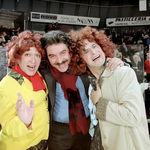 Nella foto di copertina un giovane Bruno Arena, nelle vesti di istruttore di minibasket, vicino a un altrettanto giovane Max Ferraiuolo, all'epoca giocatore della Divarese Varese