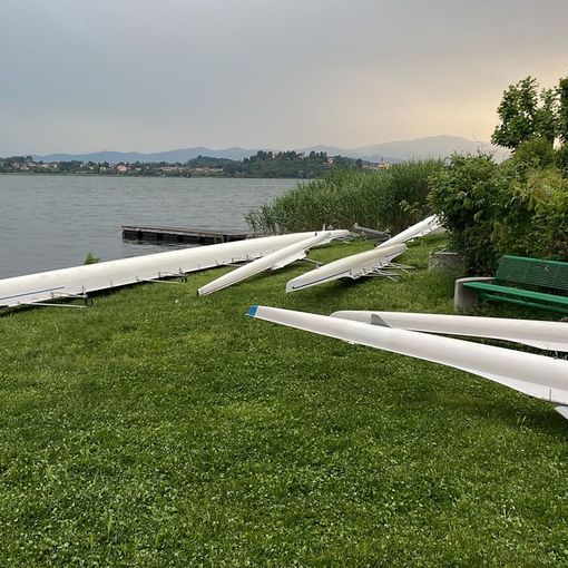 VIDEO - Paura davanti a Groppello per il maltempo: le barche dei giovani canottieri si ribaltano sul lago