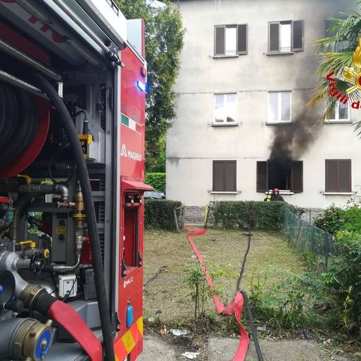 Casa in fiamme a Luino: i vigili del fuoco salvano un cane