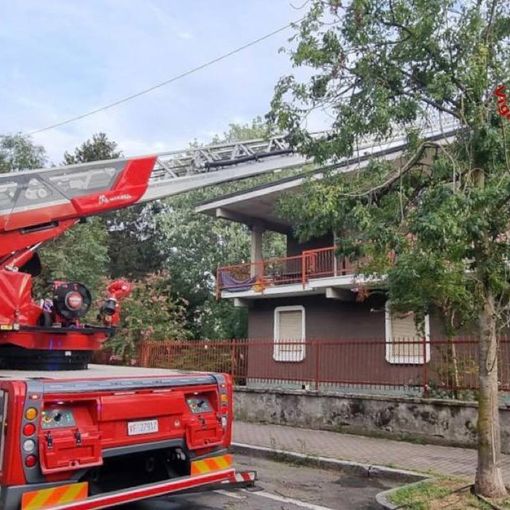 FOTO - A fuoco un edificio a Caronno Pertusella