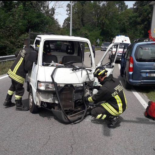 Sangiano, scontro sulla Provinciale: due persone soccorse