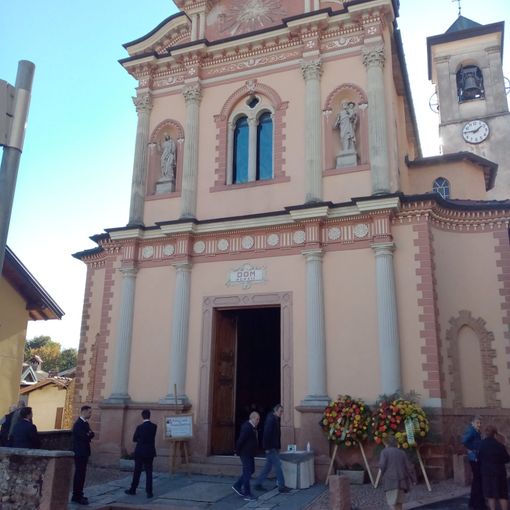FOTO - Cuasso si ferma per piangere il dramma di Pinuccia e Pierluigi