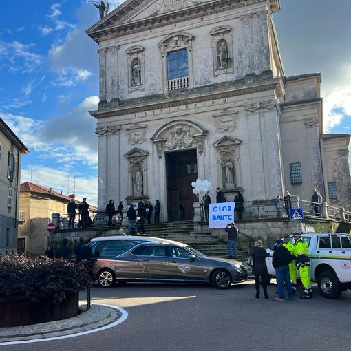 FOTO e VIDEO - Il silenzio di un intero paese e quello di tante giovani vite nell’addio a Dante