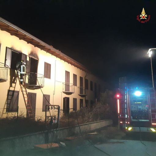 Incendio nella notte in una casa disabitata, vigili del fuoco in azione a Lonate Ceppino