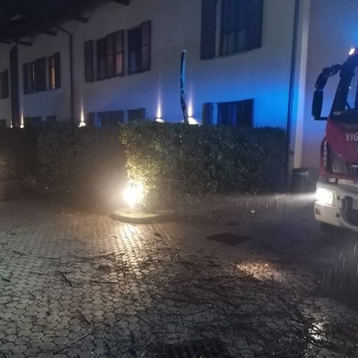 FOTO. Vergiate, cade un albero e finisce su un B&amp;B: danni al tetto e a un furgone