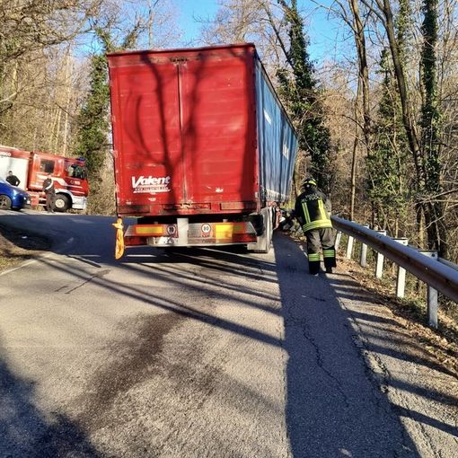 Le operazioni dei vigili del fuoco per liberare il tir