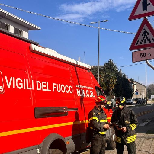 FOTO. Odore acre fuori da una ditta a Gallarate: in corso le operazioni di monitoraggio dell'aria