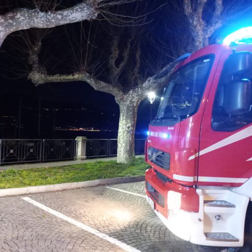 Notte di raffiche di vento sul Varesotto, vigili del fuoco al lavoro: tetto scoperchiato finisce contro delle case a Germignaga