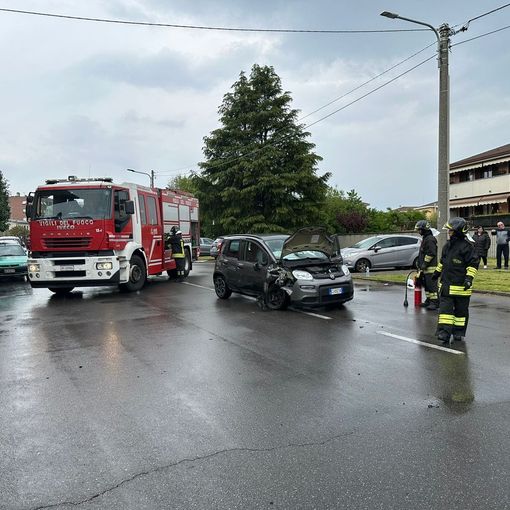 FOTO - Asfalto scivoloso, un'auto esce di strada a Busto Arsizio